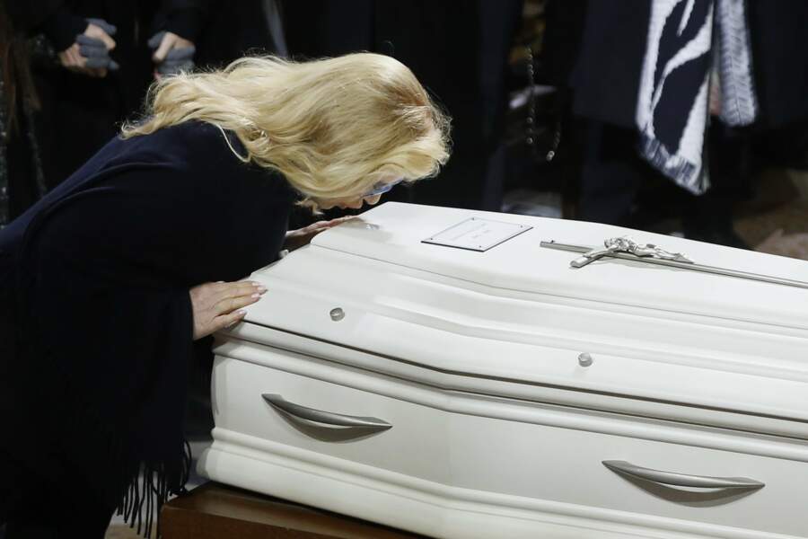 En fin de cérémonie, Sylvie Vartan, ancienne compagne du rockeur, a embrassé son cercueil. 