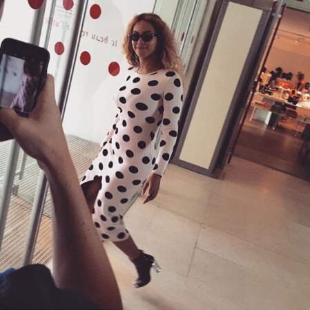 Beyoncé, elle, est sortie de l'hôtel ! Elle a notamment vu l'expo Barbie aux Arts Déco 