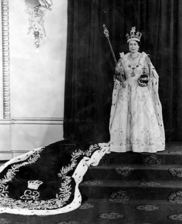 Son couronnement a lieu le 2 juin 1953 à Westminster