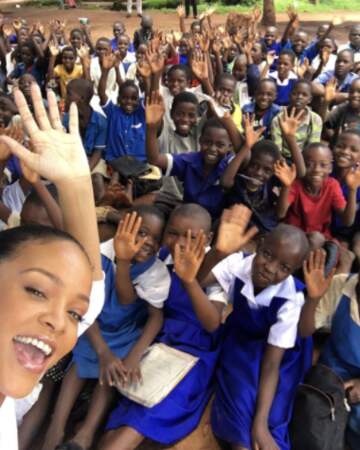 Pendant ce temps-là, Rihanna faisait un voyage humanitaire au Malawi. 