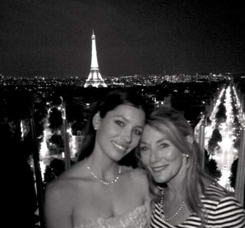 Elle aime passer des vacances en famille à Paris, comme ici avec sa mère