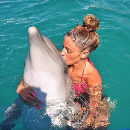 Elle a même embrassé un dauphin il y a quelques mois. JALOUSIE.