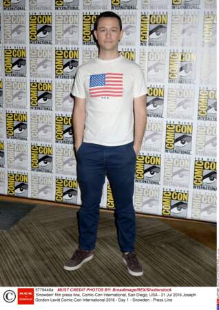 Joseph Gordon-Levitt, patriote avec son t-shirt, pour venir parler de Snowden, nouveau film d'Oliver Stone