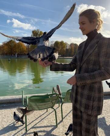 Natalia Vodianova est semble-t-il la seule personne au monde à apprécier les pigeons parisiens.