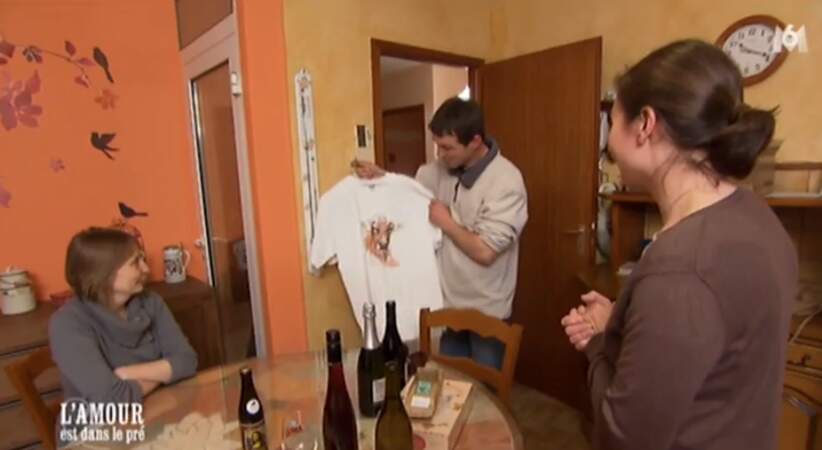 Chez Cyrille, Lisa et Céline ont eu droit à un t-shirt en cadeau. Mais c'est quoi, là, qui est dessiné dessus ?