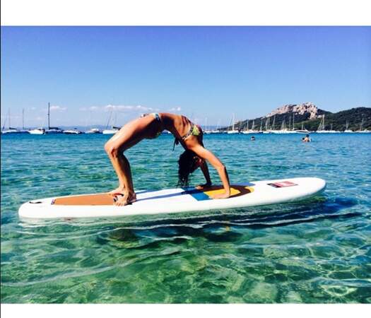 Au même moment, Laury Thilleman fait du yoga sur sa planche de paddle