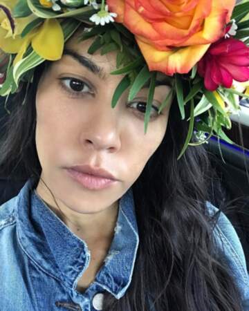 Et Kourtney Kardashian a fait un selfie façon Snapchat, mais avec une vraie couronne de fleurs. 