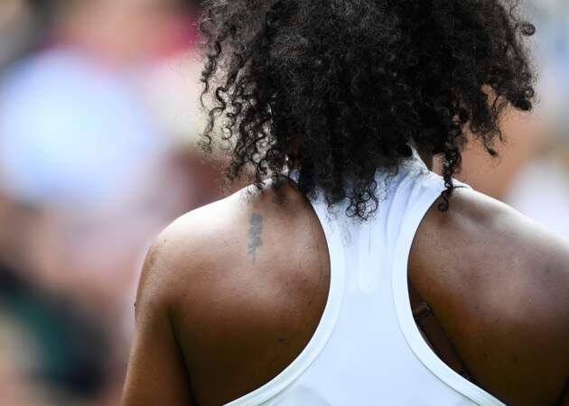 Serena Williams aime rester discrète. Elle a aussi un petit coeur dans le cou.