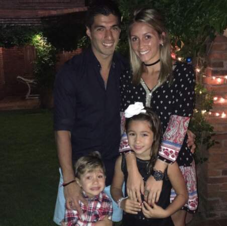 Luis Suarez avec sa femme, Sofia Balbi, et leurs enfants : Benjamin et Delfina.