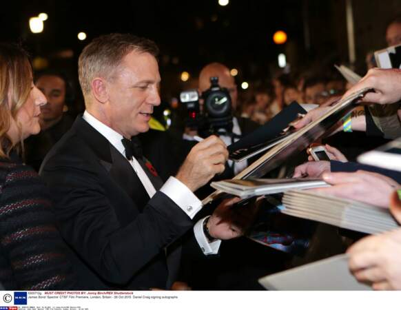 Daniel Craig signe des autographes