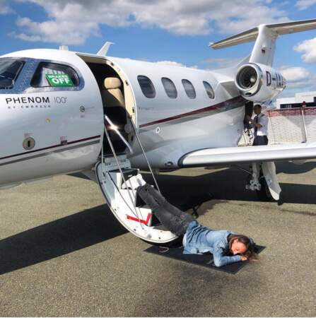 Et que dire ce pauvre Bob Sinclar, qui s'est carrément endormi sur les marches de son jet?
