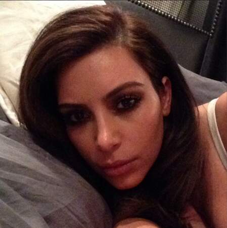 Kim Kardashian, brune again, a elle aussi posté une photo dans son lit. Mais au réveil, c'est pas top !