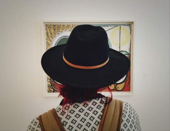 Shy'm non plus ! Notons aussi que dans les musées, elle préfère immortaliser son chapeau que les oeuvres ! 