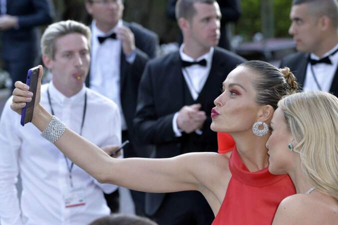 Selfie bisou pour Petra Nemcova et Carmen Jorda à l'amfAR