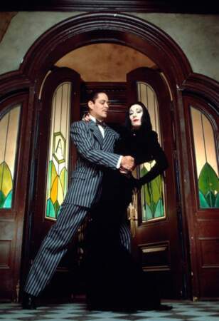 Morticia et Gomez Addams, le couple gothico-glamour du film 