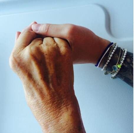 Adorable photo : Caroline qui tient la main de sa grand-mère.  