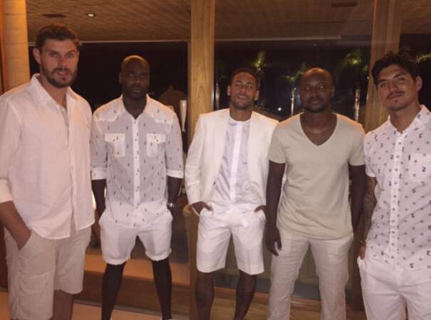 Pour le réveillon, Neymar et ses amis avaient un dress-code : tous en blanc !