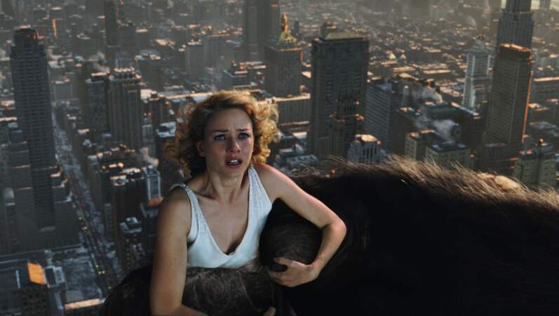 Dans chacune des version, King Kong (ici en 2005) tient sa belle (Naomi Watts) au creux de sa main.