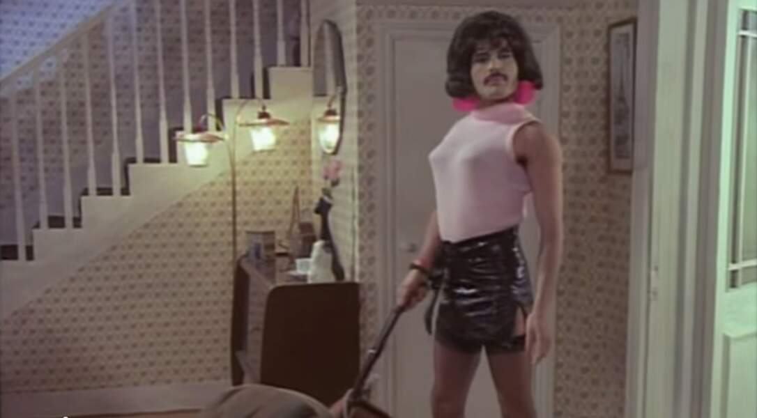 1984 : Freddie Mercury "veut s'évader" et porte bas et mini-jupe en vinyle dans son clip, devenu un classique