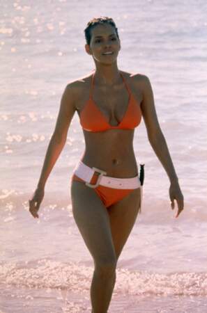 Halle Berry, James Bond girl voluptueuse de Meurs un autre jour (2002) : un clin d'oeil à Ursula Andress