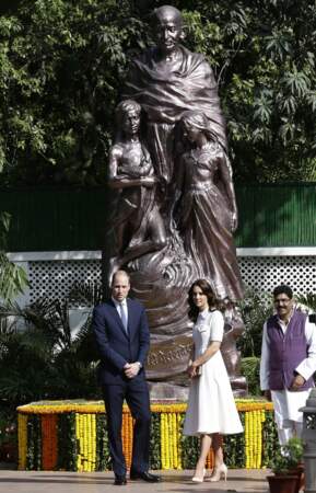 Le couple se rend au musée du Mahatma Gandhi et pose devant son imposante statue