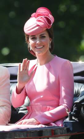 Kate Middleton maîtrise à fond le salut royal !