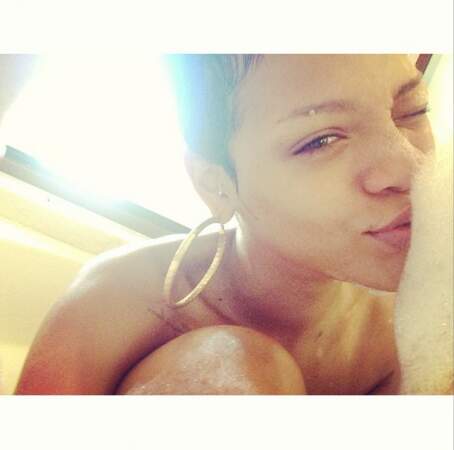 Rihanna aime les bains...