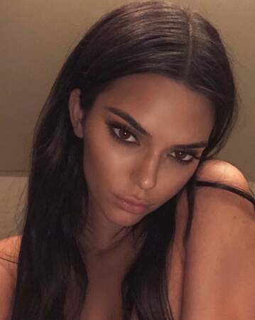 Et Kendall Jenner nous a quelque peu aguiché avec ce selfie au regard de braise. 