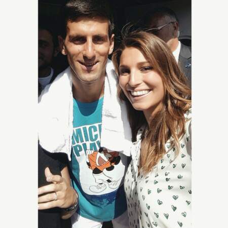 La classe. Elle pose avec le grand Novak Djokovic.