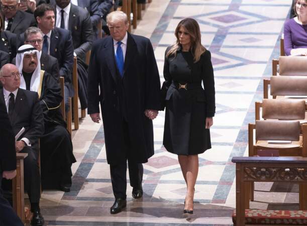 Le couple présidentiel entre dans la cathédrale sous les regards de l'assistance 