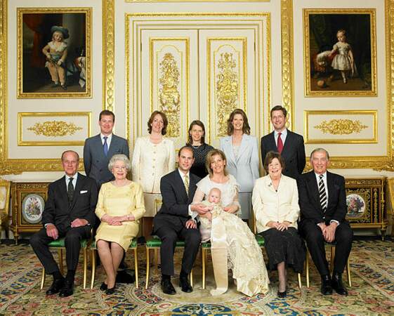 En avril 2004, Lady Louise, fille aînée du prince Edouard et de son épouse Sophie reçoit ces honneurs