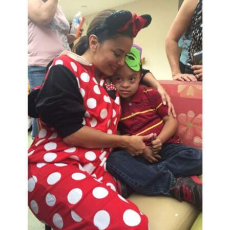 Eva Longoria était elle aussi Minnie Mouse pour Halloween, passé avec des enfants malades.