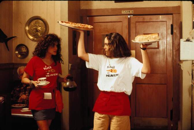 Julia Roberts et Annabeth Gish servet des pizzas en attendant de se barrer de ce trou perdu (Mystic Pizza)