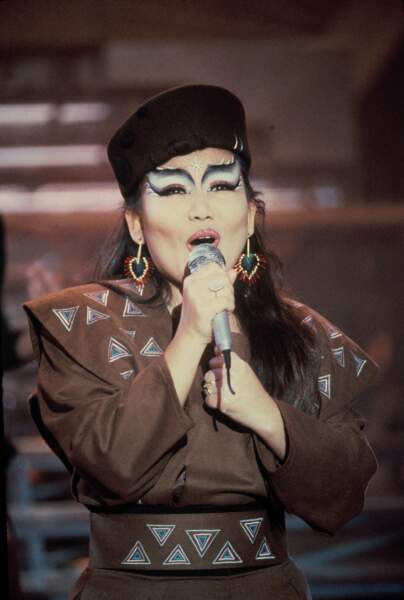 Un papillon de lumière ? Non, Kimera, la chanteuse d'opéra pop over maquillée, perdue au milieu des années 80.