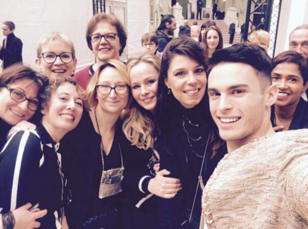 Baptiste Giabiconi a remercié les équipes de Chanel avec un selfie de groupe. Un beau geste ! 