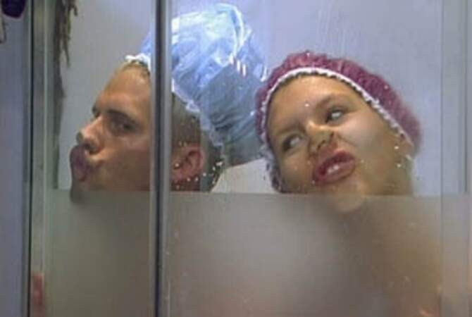 Benoît et Amélie sous la douche. Normal