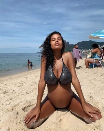Tina Kunakey vit sa grossesse en bikini et elle a bien raison. 