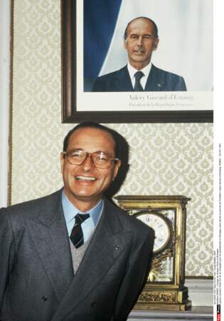 1981 : en pleine campagne pour la présidentielle, il pose avec humour sous la photo de celui qu'il veut détrôner
