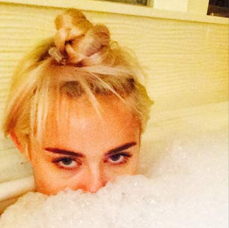 Oh, Miley Cyrus dans le bain plein de mousse !