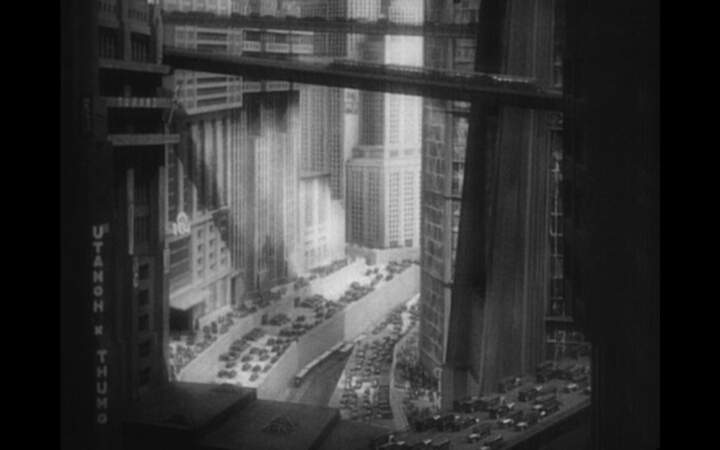 Dès les débuts du cinéma, des films spectaculaires, comme "Metropolis" en 1926, ont utilisé des trucages étonnants.
