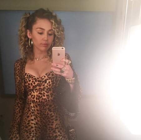 Un peu de sexy avant de se quitter ? Miley Cyrus était tout de léopard vêtue. 