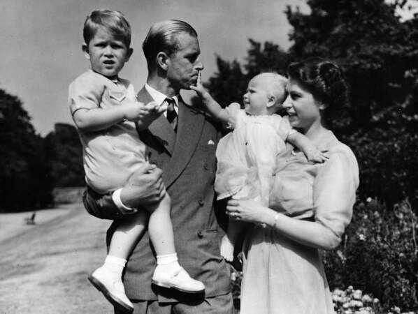 En 1951, le couple pose avec ses deux enfants Charles et Anne, née en 1950
