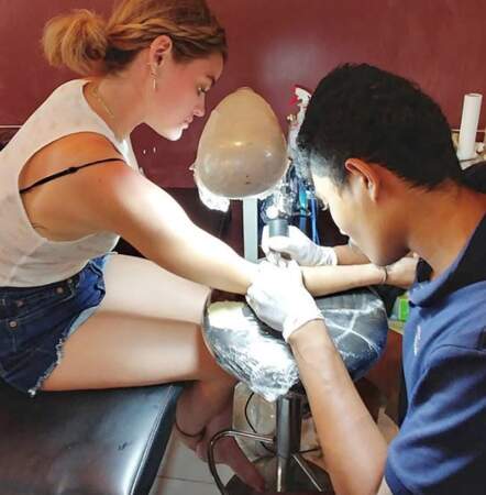 De passage au Cambodge, l'actrice Lucy Hale a fait un tour chez le tatoueur. 