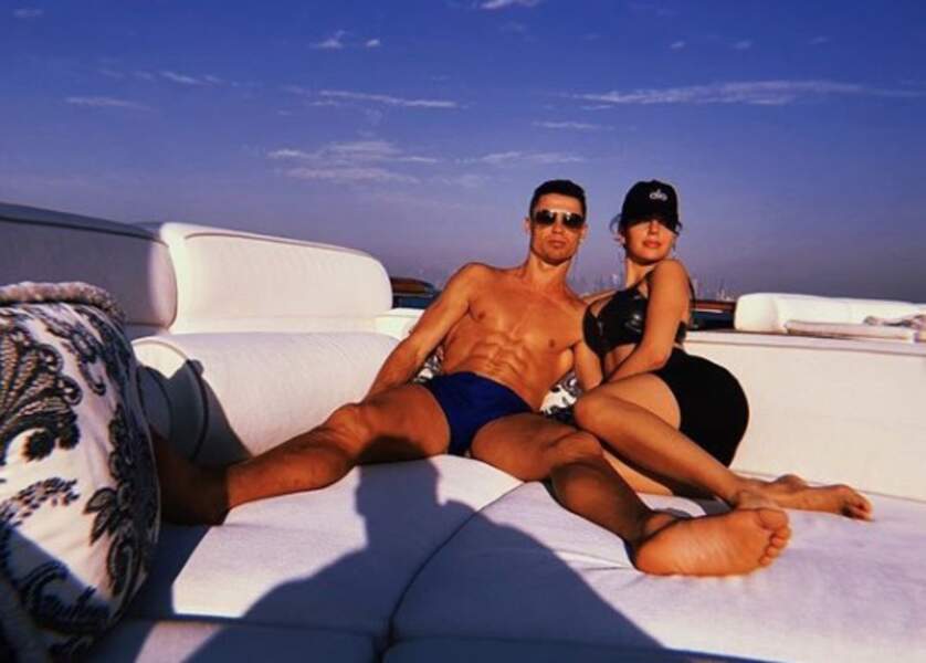 Le couple se prélasse encore au soleil, sur un yacht