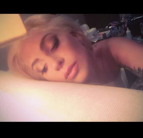 Et Lady Gaga a fait semblant de somnoler. Chacun ses occupation du week-end, que voulez-vous ?