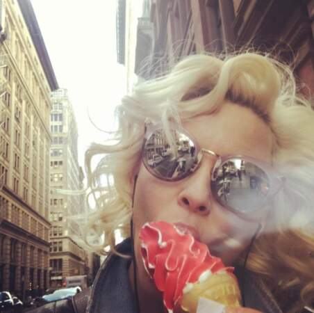Elizabeth Banks mangeait une glace à la cerise à New York. 