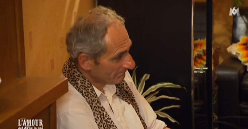 Thierry ne lâche plus le foulard léopard de son "bébé", coquin de sort 