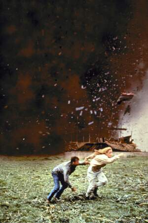 Twister (1996) : Bill Paxton et Helen Hunt face à une tempête XXL. 