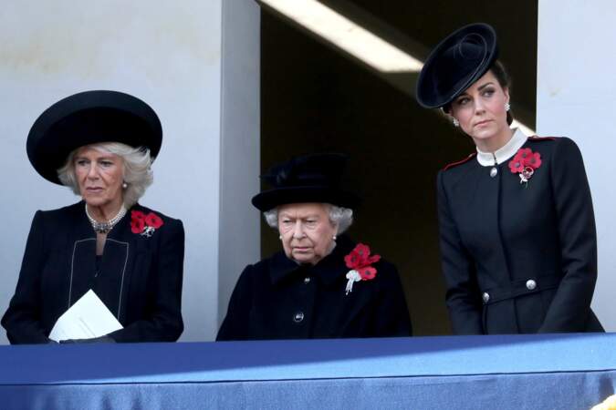 Pour assister à la Remembrance Day Parade, la reine était entourée de Kate Middleton et de Camilla