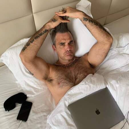 Robbie Williams dit avoir la grippe... Torse nu... En se tirant les cheveux... Fidèle à lui-même, quoi. 